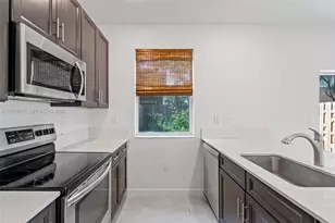 1100 SE 26th Ter, Homestead, FL 33035 - Photo 10