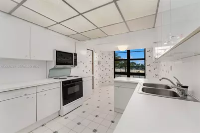 5500 Collins Ave #304, Miami Beach, FL 33140 - Photo 6
