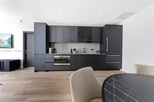 20 NE 11th St, Miami, FL 33132 - Photo 4