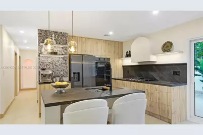 2749 NE 10th Ave, Wilton Manors, FL 33334 - Photo 1