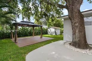 212 NW 103rd St, Miami, FL 33150 - Photo 10