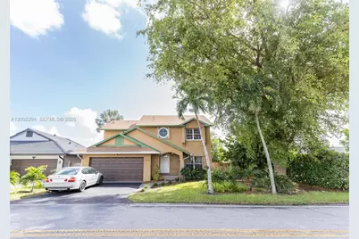 7876 NW 189th St, Hialeah, FL 33015 - Photo 2