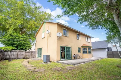 7876 NW 189th St, Hialeah, FL 33015 - Photo 22
