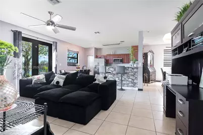685 SE 37th Pl, Homestead, FL 33033 - Photo 10