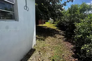 821 SW 2nd St, Florida City, FL 33034 - Photo 2