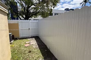 412 SW 10th St, Hallandale Beach, FL 33009 - Photo 10
