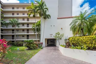 2322 S Cypress Bend Dr, Pompano Beach, FL 33069 - Photo 10