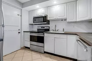 2322 S Cypress Bend Dr, Pompano Beach, FL 33069 - Photo 4