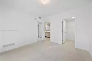 77 SE 5th St, Miami, FL 33131 - Photo 12