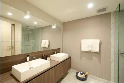 1000 Brickell Plz #4207, Miami, FL 33131 - Photo 8