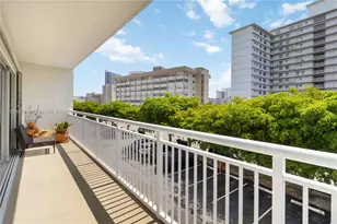 126 Golden Isles Dr, Hallandale Beach, FL 33009 - Photo 22
