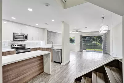 2062 E Discovery Cir E, Deerfield Beach, FL 33442 - Photo 4