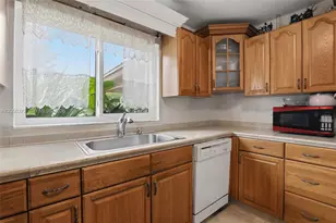 1066 Highlands Dr, Naples, FL 34103 - Photo 14