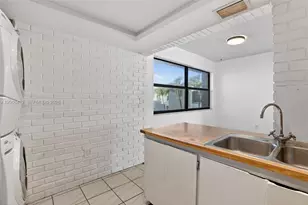 10302 NW 9th St Cir, Miami, FL 33172 - Photo 14