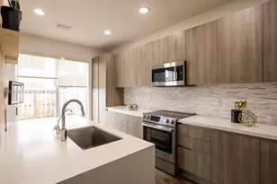 10279 NW 72nd St, Doral, FL 33178 - Photo 4