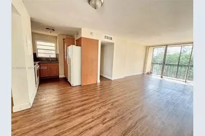 8870 Fontainebleau Blvd #409, Miami, FL 33172 - Photo 4