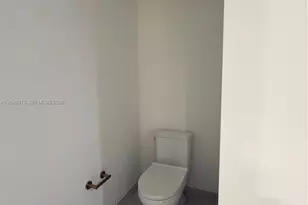77 SE 5th St, Miami, FL 33131 - Photo 12