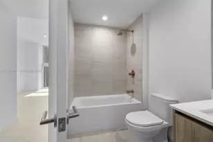77 SE 5th St, Miami, FL 33131 - Photo 12