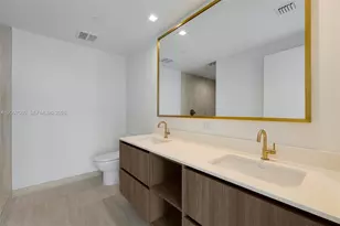 77 SE 5th St, Miami, FL 33131 - Photo 8