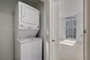 77 SE 5th St, Miami, FL 33131 - Photo 18