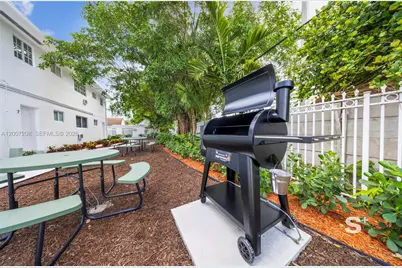 1300 NE 110th St, Miami, FL 33161 - Photo 28