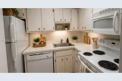 2899 Collins Ave #1040, Miami Beach, FL 33140 - Photo 4