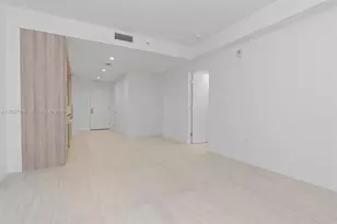 77 SE 5th St, Miami, FL 33131 - Photo 14