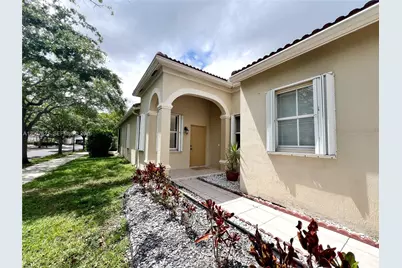 1901 Cedar Ct, Weston, FL 33327 - Photo 2
