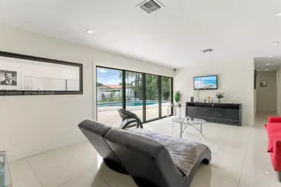 11335 NW 59th Ct, Hialeah, FL 33012 - Photo 8