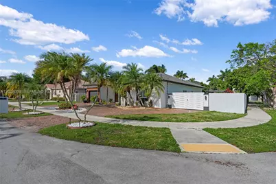 711 SE 14th Ave, Homestead, FL 33033 - Photo 2