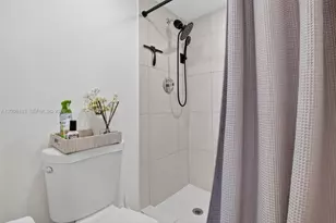 3675 N Country Club Dr, Aventura, FL 33180 - Photo 26