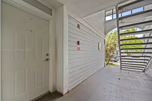 903 NE 199th St, Miami, FL 33179 - Photo 4