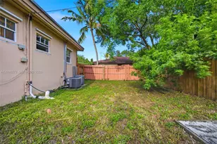 823 NW 9th St, Hallandale Beach, FL 33009 - Photo 14