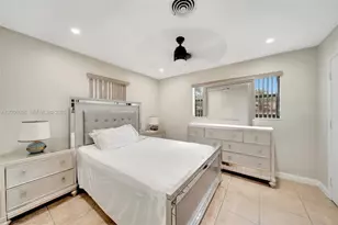 565 NE 160th St, Miami, FL 33162 - Photo 12
