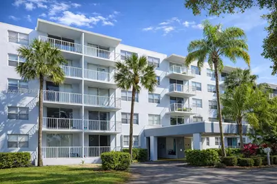 470 Executive Center Dr #2D, West Palm Beach, FL 33401 - Photo 1
