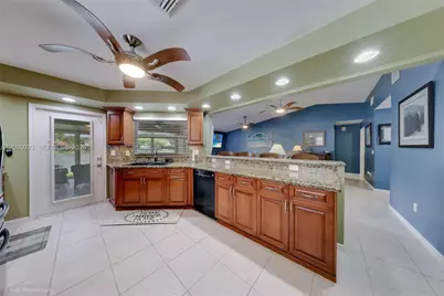 2395 SE 7th Pl, Homestead, FL 33033 - Photo 10