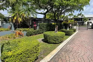 819 NE 199th St, Miami, FL 33179 - Photo 28