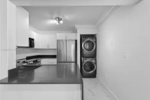10010 NW 9th St Cir, Miami, FL 33172 - Photo 4