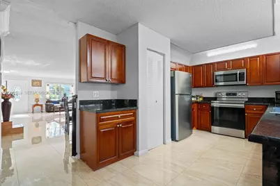 1001 SW 100th Ter, Pembroke Pines, FL 33025 - Photo 14
