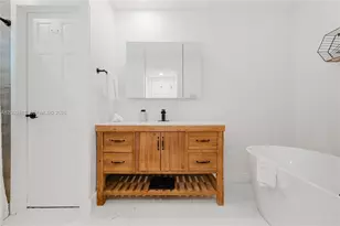 1106 N 13th Ct, Hollywood, FL 33019 - Photo 4