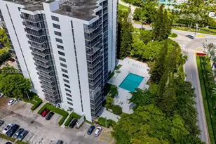 20100 W Country Club Dr, Aventura, FL 33180 - Photo 2