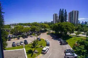 20100 W Country Club Dr, Aventura, FL 33180 - Photo 22