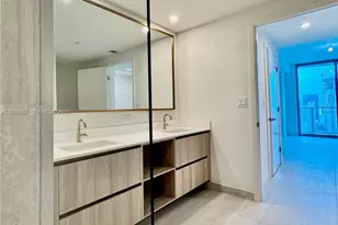 77 SE 5th St, Miami, FL 33131 - Photo 12