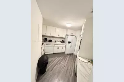 905 Brickell Bay Dr #1824, Miami, FL 33131 - Photo 2