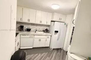 905 Brickell Bay Dr, Miami, FL 33131 - Photo 2