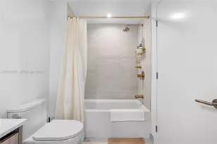 77 SE 5th St, Miami, FL 33131 - Photo 10