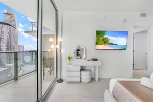 77 SE 5th St, Miami, FL 33131 - Photo 4