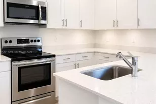 925 NE 211th St, Miami, FL 33179 - Photo 2