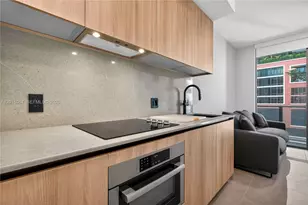 121 NE 5th St, Miami, FL 33132 - Photo 8