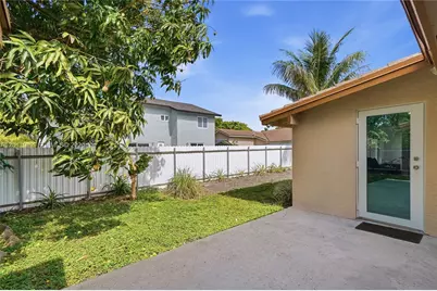 20102 NW 62nd Ave, Hialeah, FL 33015 - Photo 44